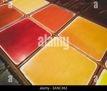 Veduta aerea delle paludi salate di Salinas de Bonanza, Andalusia, Spagna. Foto Stock