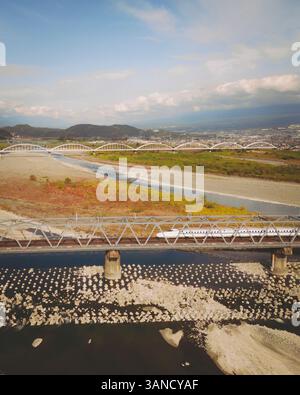 Vista aerea dello Shinkansen Tokaido su un ponte sul fiume Fuji-kawa, Shizuoka, Giappone. Foto Stock