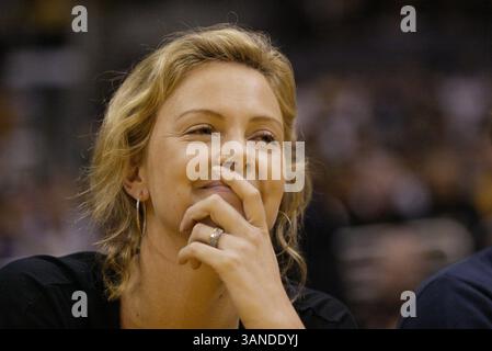 28 aprile 2006 - Los Angeles, California, USA - CHARLIZE THERON guarda come LA Lakers ha sconfitto i Phoenix Suns, 99-92 in gara 3 del 1 ° turno dei playoff NBA. La partita è stata giocata allo Staples Center. (Immagine di credito: © Kevin Reece/ZUMA Press) Foto Stock