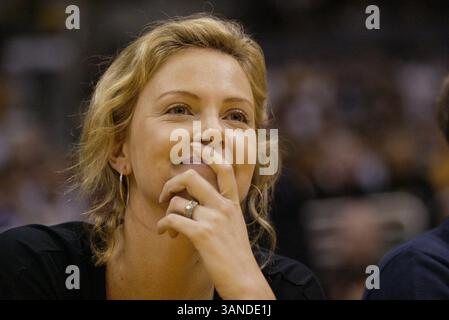 28 aprile 2006 - Los Angeles, California, USA - CHARLIZE THERON guarda come LA Lakers ha sconfitto i Phoenix Suns, 99-92 in gara 3 del 1 ° turno dei playoff NBA. La partita è stata giocata allo Staples Center. (Immagine di credito: © Kevin Reece/ZUMA Press) Foto Stock