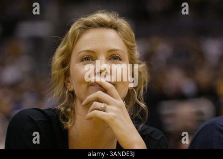 28 aprile 2006 - Los Angeles, California, USA - CHARLIZE THERON guarda come LA Lakers ha sconfitto i Phoenix Suns, 99-92 in gara 3 del 1 ° turno dei playoff NBA. La partita è stata giocata allo Staples Center. (Immagine di credito: © Kevin Reece/ZUMA Press) Foto Stock