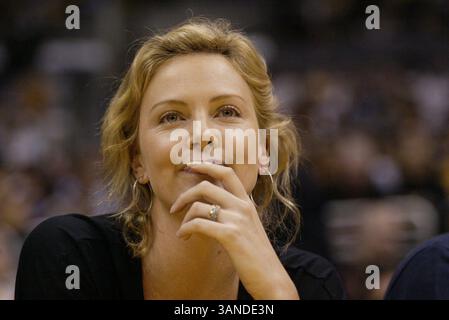 28 aprile 2006 - Los Angeles, California, USA - CHARLIZE THERON guarda come LA Lakers ha sconfitto i Phoenix Suns, 99-92 in gara 3 del 1 ° turno dei playoff NBA. La partita è stata giocata allo Staples Center. (Immagine di credito: © Kevin Reece/ZUMA Press) Foto Stock