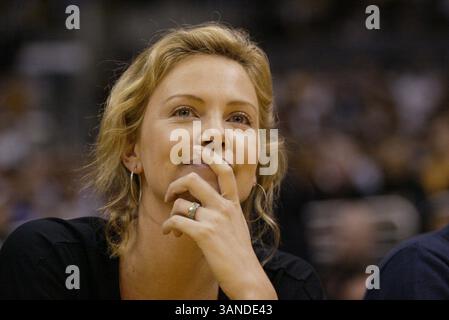 28 aprile 2006 - Los Angeles, California, USA - CHARLIZE THERON guarda come LA Lakers ha sconfitto i Phoenix Suns, 99-92 in gara 3 del 1 ° turno dei playoff NBA. La partita è stata giocata allo Staples Center. (Immagine di credito: © Kevin Reece/ZUMA Press) Foto Stock