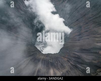 Vista aerea del cratere del Monte Bromo, Giava orientale, Indonesia Foto Stock