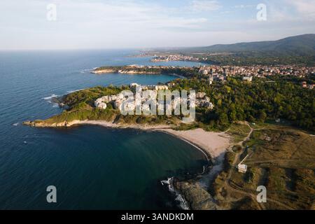 Vista aerea della città fantasma abbandonata lungo la spiaggia sabbiosa e il mare tranquillo, Tsarevo, Bulgaria. Foto Stock