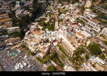 Vista aerea della pittoresca cittadina costiera con edifici colorati e barche sul mare, Positano, Italia. Foto Stock