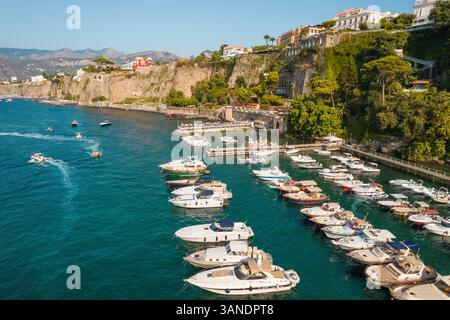Vista aerea del porto di Sorrento con splendide barche e scogliere panoramiche, Sorreto, Italia. Foto Stock
