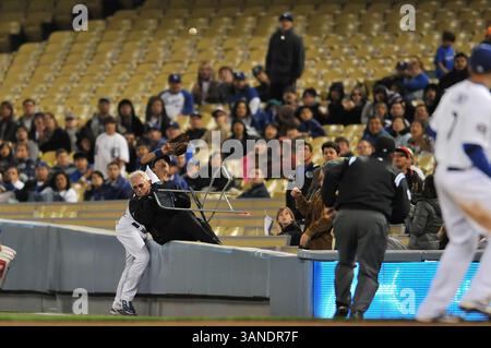 1° aprile 2010 Los Angeles, CA..l'esterno destro Andre Ethier n. 16 dei Los Angeles Dodgers cattura una palla di volo mentre si scontra con una guardia di sicurezza dei Dodgers che viene buttata in campo nel settimo inning in azione durante la partita di Major League Baseball contro i Cleveland Indians al Dodger Stadium 1 aprile 2010 a Los Angeles, California..i Cleveland Indians sconfiggono i Los Angeles Dodgers 6-3.Louis Lopez/CSM/Sport © ZUMApress.com Foto Stock