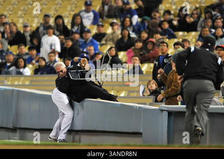 1° aprile 2010 Los Angeles, CA..l'esterno destro Andre Ethier n. 16 dei Los Angeles Dodgers cattura una palla di volo mentre si scontra con una guardia di sicurezza dei Dodgers che viene buttata in campo nel settimo inning in azione durante la partita di Major League Baseball contro i Cleveland Indians al Dodger Stadium 1 aprile 2010 a Los Angeles, California..i Cleveland Indians sconfiggono i Los Angeles Dodgers 6-3.Louis Lopez/CSM/Sport © ZUMApress.com Foto Stock