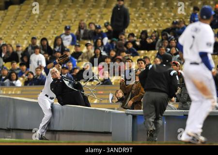 1° aprile 2010 Los Angeles, CA..l'esterno destro Andre Ethier n. 16 dei Los Angeles Dodgers cattura una palla di volo mentre si scontra con una guardia di sicurezza dei Dodgers che viene buttata in campo nel settimo inning in azione durante la partita di Major League Baseball contro i Cleveland Indians al Dodger Stadium 1 aprile 2010 a Los Angeles, California..i Cleveland Indians sconfiggono i Los Angeles Dodgers 6-3.Louis Lopez/CSM/Sport © ZUMApress.com Foto Stock