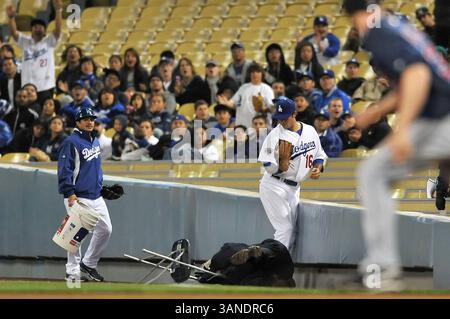 1° aprile 2010 Los Angeles, CA..l'esterno destro Andre Ethier n. 16 dei Los Angeles Dodgers cattura una palla di volo mentre si scontra con una guardia di sicurezza dei Dodgers che viene buttata in campo nel settimo inning in azione durante la partita di Major League Baseball contro i Cleveland Indians al Dodger Stadium 1 aprile 2010 a Los Angeles, California..i Cleveland Indians sconfiggono i Los Angeles Dodgers 6-3.Louis Lopez/CSM/Sport © ZUMApress.com Foto Stock