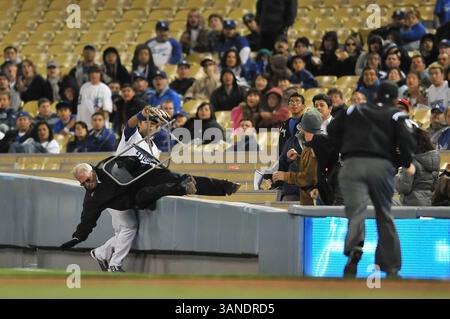 1° aprile 2010 Los Angeles, CA..l'esterno destro Andre Ethier n. 16 dei Los Angeles Dodgers cattura una palla di volo mentre si scontra con una guardia di sicurezza dei Dodgers che viene buttata in campo nel settimo inning in azione durante la partita di Major League Baseball contro i Cleveland Indians al Dodger Stadium 1 aprile 2010 a Los Angeles, California..i Cleveland Indians sconfiggono i Los Angeles Dodgers 6-3.Louis Lopez/CSM/Sport © ZUMApress.com Foto Stock