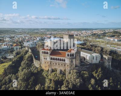 Vista aerea di Castelo de Leiria, una storica fortezza in pietra che si affaccia sulla città, Leiria, Leiria, Portogallo. Foto Stock