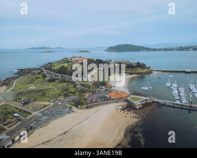 Vista aerea di Castelo de Monterreal, affacciata su una spiaggia sabbiosa e un porticciolo, Baiona, Spagna. Foto Stock