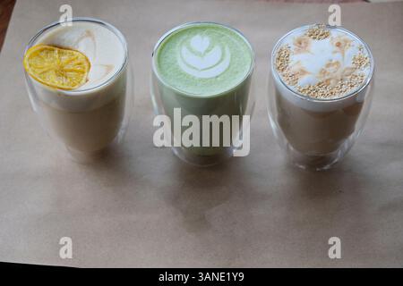 Cocktail e dessert con sapori diversi nella caffetteria. Foto Stock
