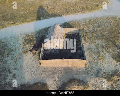 Vista aerea della tranquilla Etang de Canet et de Saint-Nazaire con pittoresche capanne di pescatori, Canet-en-Roussillon, Francia. Foto Stock