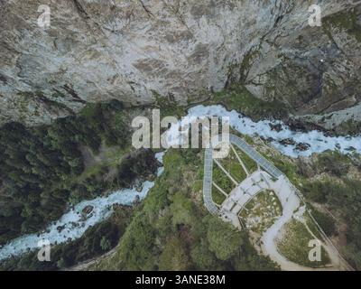 Vista aerea della splendida Orrido di Pre-Saint-Didier con un fiume, aspre scogliere e lussureggianti foreste, Pre-Saint-Didier, Italia. Foto Stock