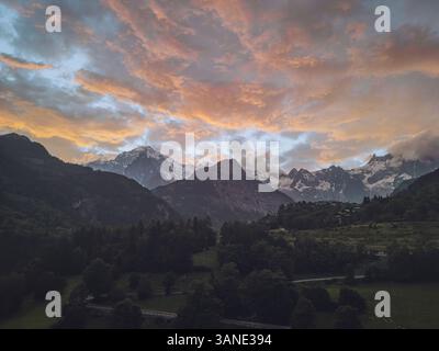 Vista aerea del monte bianco al tramonto con cielo e nuvole spettacolari, Palleusieux, Italia. Foto Stock