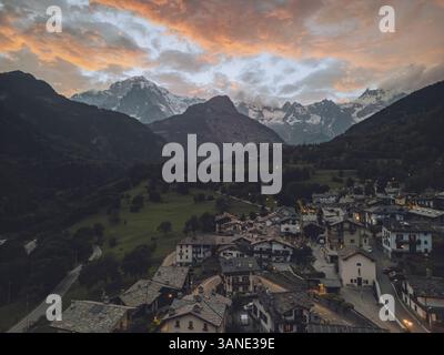 Vista aerea del Monte bianco al tramonto con un pittoresco villaggio nella valle, Pre-Saint-Didier, Italia. Foto Stock