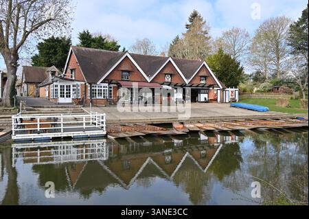 Cherwel Punting Company Boathouse e punt sul fiume Cherwell, Oxford Foto Stock