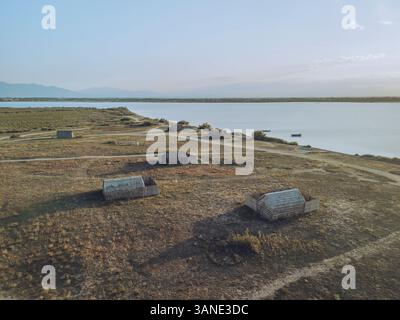 Vista aerea del tranquillo Etang de Canet et de Saint-Nazaire con rustiche capanne di pescatori, Canet-en-Roussillon, Francia. Foto Stock