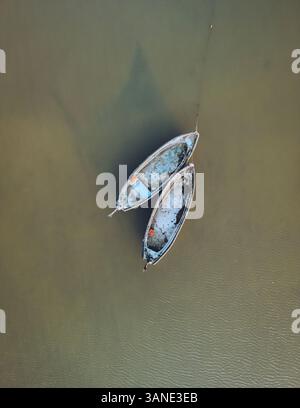 Vista aerea delle barche da pesca sulla splendida Etang de Canet et de Saint-Nazaire, Canet-en-Roussillon, Francia. Foto Stock