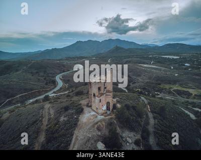 Vista aerea del Castillo de la Mota circondato da montagne e valli, Alhaurin el grande, Spagna. Foto Stock