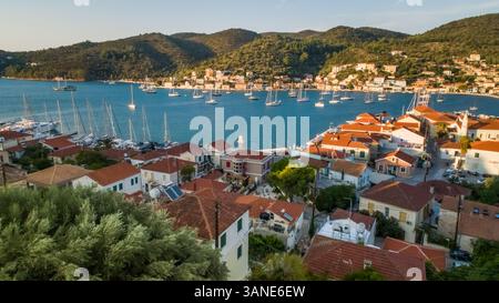 Vista aerea del piccolo porto del villaggio di Vathy sull'isola di Itaca in Grecia. Foto Stock