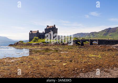 Castello di Eilean donan. ponte, colline scozzesi, lago, cielo limpido Foto Stock