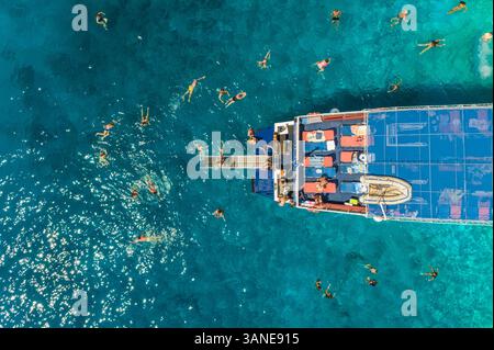 Vista aerea di persone che nuotano e si tuffano dal traghetto, isola di Ithaki, Grecia. Foto Stock