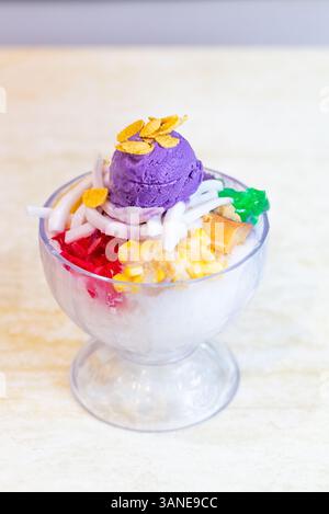 Una ciotola di halo-halo condita con gelato servita a Cebu City, Filippine, uno spuntino rinfrescante e colorato perfetto per i caldi mesi estivi Foto Stock