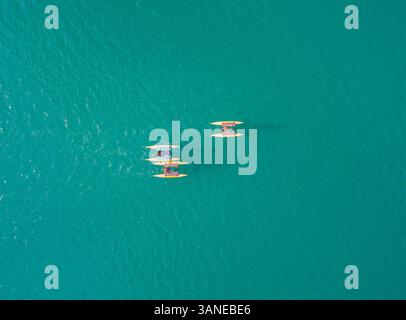 Vista aerea di un gruppo di persone che si divertono mentre cavalcano le moto d'acqua sul lago Plastira in Grecia Foto Stock