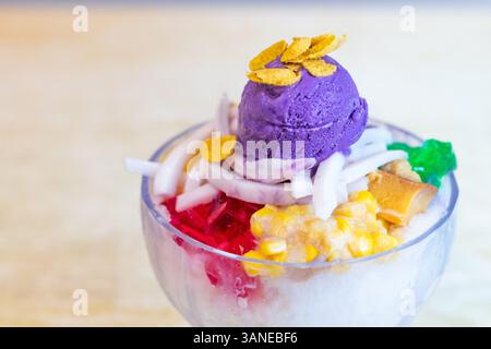 Una ciotola di halo-halo condita con gelato servita a Cebu City, Filippine, uno spuntino rinfrescante e colorato perfetto per i caldi mesi estivi Foto Stock