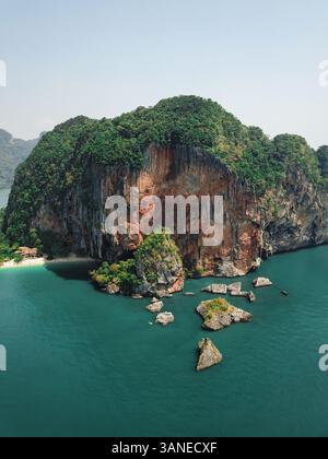 Vista aerea di giganti scogliere calcaree e isole nel mare blu turchese, un paradiso tropicale, Phra Nang, Krabi, Phuket, Thailandia. Foto Stock