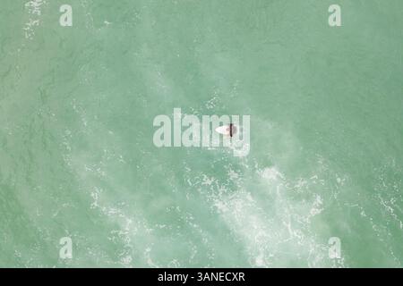 Vista aerea di un surfista a Taiba, Ceará Goncalo do Amarante, São, Brasile Foto Stock