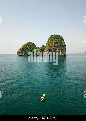 Vista aerea di kayak e canoe che esplorano le gigantesche scogliere calcaree e le isole nel mare blu turchese, un paradiso tropicale, Phra Nang, Krabi, pH Foto Stock