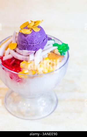 Una ciotola di halo-halo condita con gelato servita a Cebu City, Filippine, uno spuntino rinfrescante e colorato perfetto per i caldi mesi estivi Foto Stock