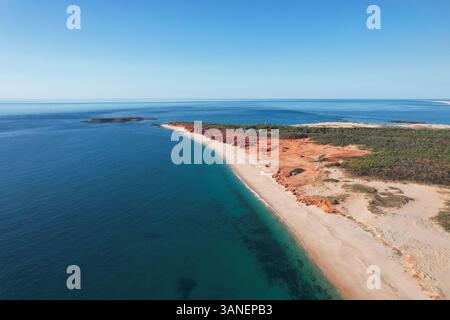 Vista aerea della splendida spiaggia e dell'oceano con scogliere rosse lungo la costa, Cape Leveque, Australia Occidentale. Foto Stock