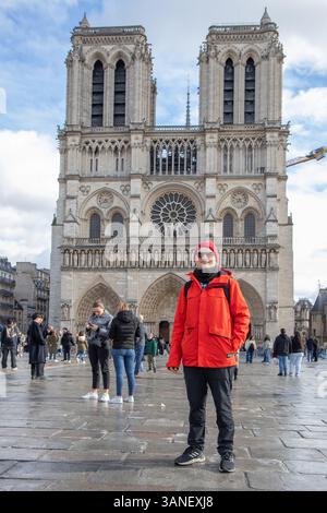 Parigi, Francia - 22 febbraio 2025 : Notre-Dame de Paris e turisti di fronte ad una cattedrale riaperta di recente dopo la ricostruzione Foto Stock