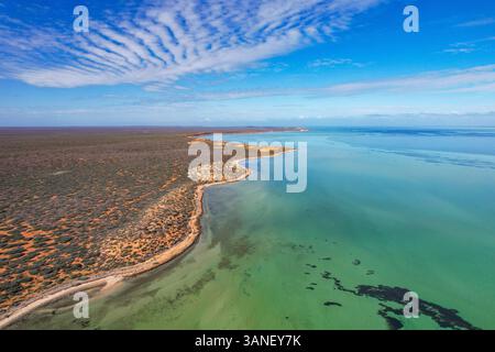 Vista aerea della splendida costa e del mare trasparente, Denham, Australia. Foto Stock