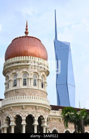 Kuala Lumpur. 31 marzo 2025. Questa foto scattata il 31 marzo 2025 mostra l'edificio del Sultano Abdul Samad (davanti) e il Merdeka 118 a Kuala Lumpur, Malesia. Kuala Lumpur, la capitale della Malesia, è costellata di edifici caratteristici. Una miscela di architettura tradizionale e moderna rende la città piena di fascino. Crediti: Cheng Yiheng/Xinhua/Alamy Live News Foto Stock