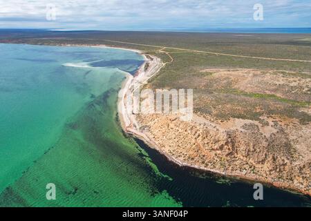 Vista aerea del punto panoramico mozzafiato con scogliere aspre e oceano turchese, Shark Bay, Australia Occidentale, Australia. Foto Stock