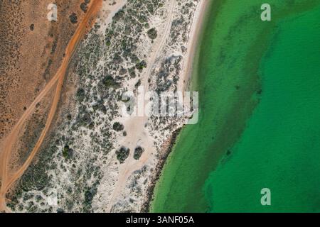 Vista aerea della costa incontaminata con acque turchesi e spiagge sabbiose, Whale Bone Point Scenic Lookout, Shark Bay, Australia Occidentale, Australia Foto Stock