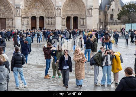 Parigi, Francia - 22 febbraio 2025 : Notre-Dame de Paris e turisti di fronte ad una cattedrale riaperta di recente dopo la ricostruzione Foto Stock
