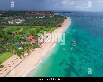 Vista aerea delle acque turchesi e della spiaggia sabbiosa di Geger Beach, Nusa Dua, Bali, Indonesia. Foto Stock