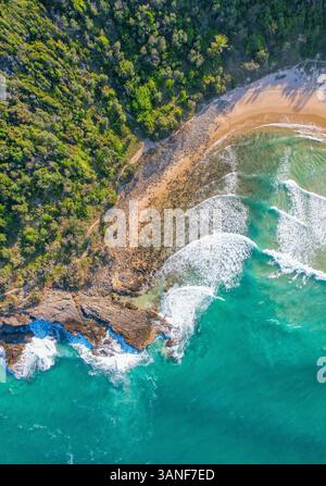 Vista aerea con droni della spiaggia di Alexandria Bay, nel cuore del Parco Nazionale di Noosa, nello stato del Queensland, Australia. Foto Stock