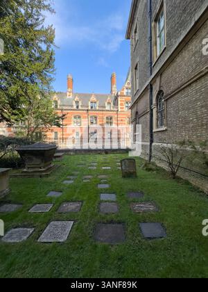 1 aprile 2025 - Cambridge, Regno Unito - la chiesa e il cortile della chiesa di Little Saint Marys nella vecchia parte storica di Cambridge, una chiesa si trovava qui dai tempi di Sax Foto Stock