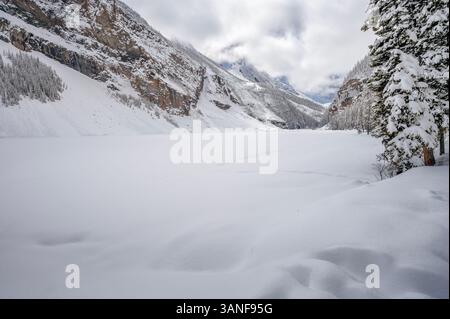 Lago Louise coperto di neve nel Parco Nazionale di Banff, Alberta, Canada Foto Stock