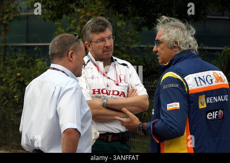 Alan Donnelly (GBR) colloqui FIA con Ross Brawn (GBR) responsabile del Team Honda F1 e Flavio Briatore (ITA) Amministratore delegato Renault F1...Campionato del mondo di Formula 1, Rd17, Gran Premio di Cina, giornata delle prove, circuito internazionale di Shanghai, Shanghai, Cina, venerdì 17 ottobre 2008. Foto Stock