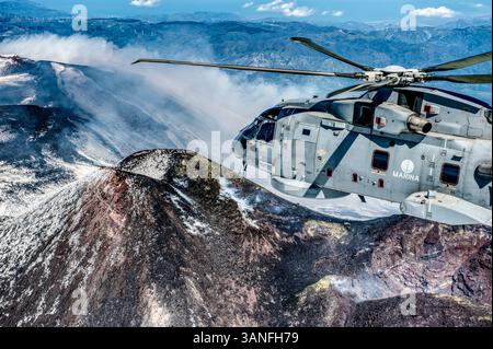 Roma, Italia - 12 marzo 2013: Veduta aerea di un elicottero NH-101 della Marina militare italiana durante un sorvolo sui crateri sommitali del vulcano Etna a Catania, Foto Stock